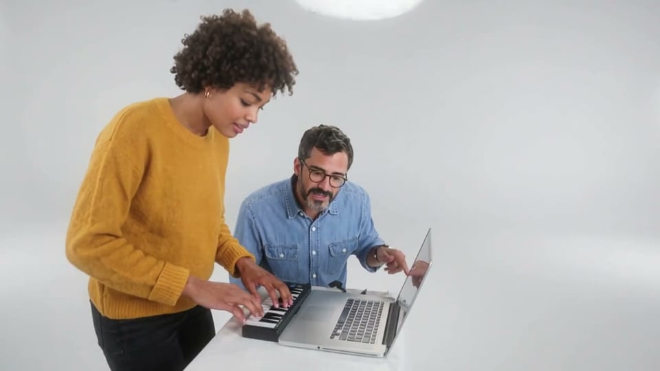 Eine KI-Version des Alors On Danse Memes: Ein Zauberer spielt Keyboard, während ein Schuljunge hinter dem Laptop im weißen Studio den Coach gibt